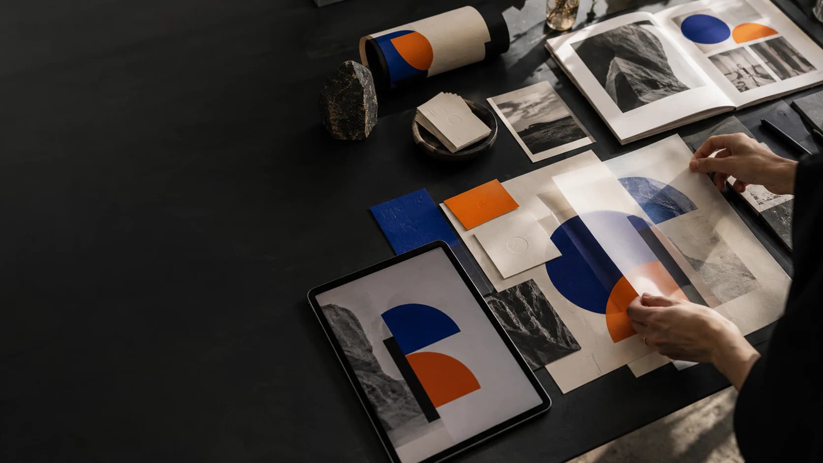 Piezas de identidad de marca diseñadas por DEMBÚ